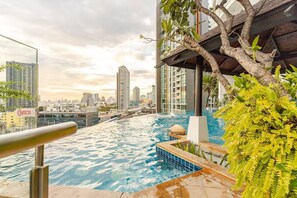 Pool - Infinity Pool/Sky Bar/City View/1 min walk to BTS/W District/Family Friendly (Bangkok)
