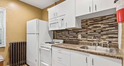 Ecorse Riverfront Retreat Close to dining & shops