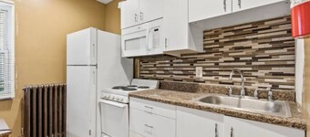 Ecorse Riverfront Retreat Close to dining & shops