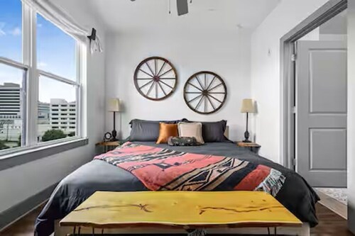 Rustic Luxe Escape, Pool, Parking & Discounts!