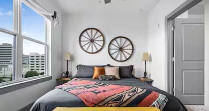 Rustic Luxe Escape, Pool, Parking & Discounts!