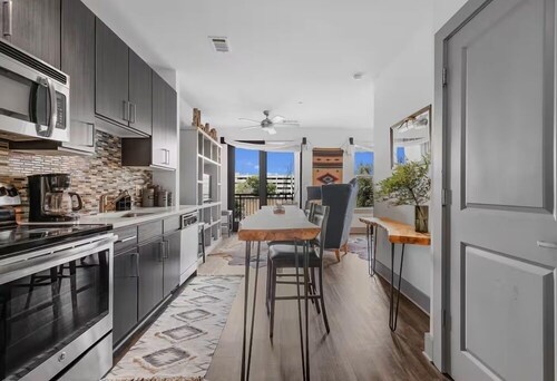 Rustic Luxe Escape, Pool, Parking & Discounts!