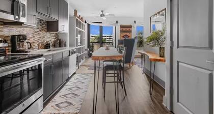 Rustic Luxe Escape, Pool, Parking & Discounts!