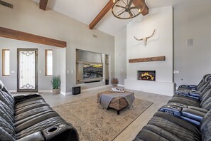 Una Smart TV, una chimenea, videojuegos