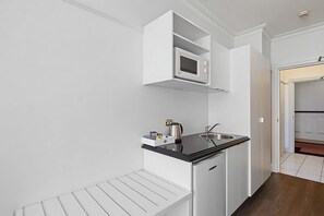 Microondas, tetera eléctrica, tostadora y utensilios de cocina 