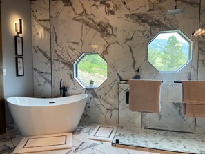 Shower, hair dryer, bidet, towels - NEW in 2026! Elegant, Dramatic Mountain/Lake Views! 20 Mins to Yellowstone NP! (Island Park)
