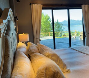 5 bedrooms, desk, iron/ironing board, travel crib