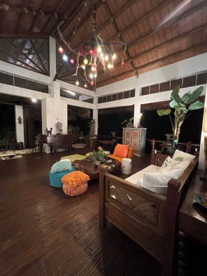 Casa exclusiva, vista al jardín | Área de sala de estar