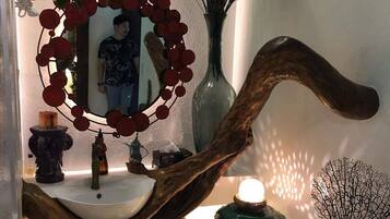 Rumah Eksklusif, pemandangan kebun | Kamar mandi | Shower, handuk, sabun, dan sampo