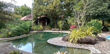 Una piscina al aire libre