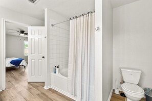 Toallas, jabón, papel de baño 