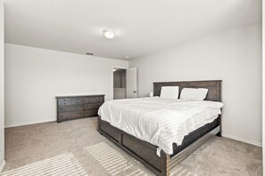 5 bedrooms, internet, bed sheets