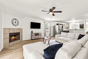 Living area - Spacious 5 bedroom San Antonio home. Convenient access to Seaworld and Lackland (San Antonio)