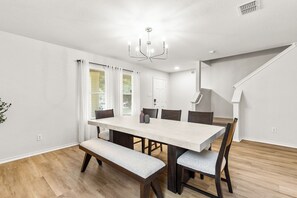 Dining - Spacious 5 bedroom San Antonio home. Convenient access to Seaworld and Lackland (San Antonio)