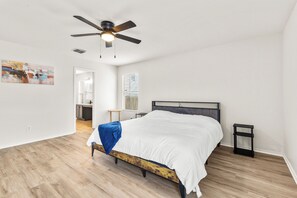 5 bedrooms, Internet, bed sheets - Spacious 5 bedroom San Antonio home. Convenient access to Seaworld and Lackland (San Antonio)