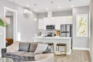 Interior - Charming 1-bedroom apartment in pleasant midtown Sacramento with AC (Sacramento)