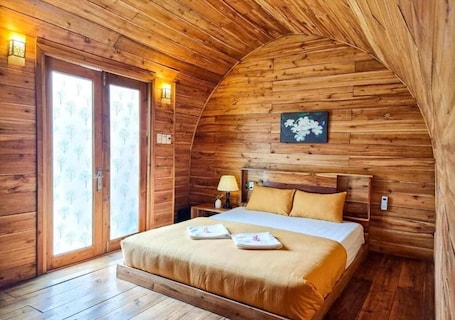 Deluxe Bungalow, 1 Queen Bed, Courtyard View | Hypo-allergenic bedding, memory foam beds, minibar, in-room safe