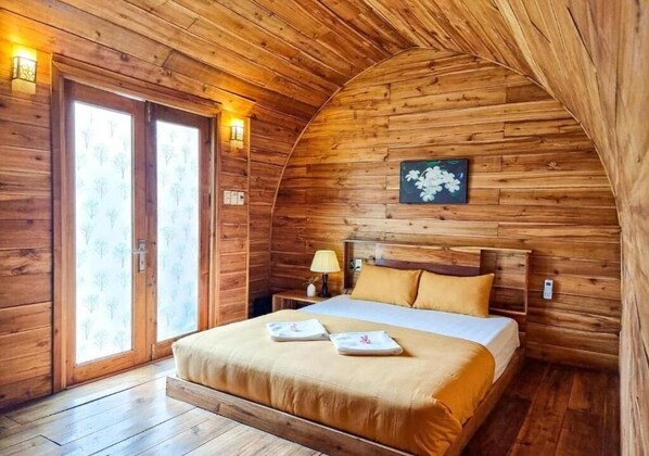 Bungalow Deluxe - flera sängar - utsikt mot innergården | Allergitestade sängkläder, memory foam-madrasser och minibar