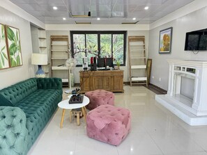 Family Villa, 2 Bedrooms, 2 Bathrooms, Lake View | Living area