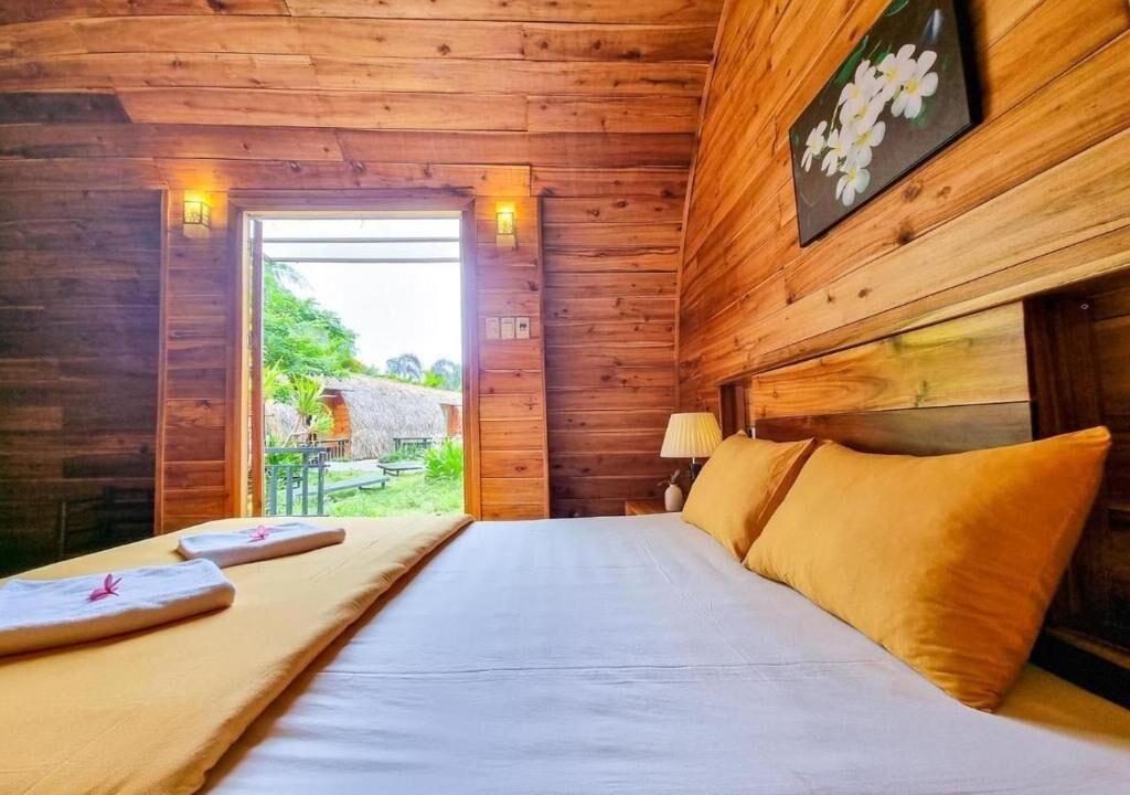Deluxe-bungalow - 1 queensize-seng - udsigt til gårdsplads | Allergivenligt sengetøj, senge med madrasser af memory foam, minibar