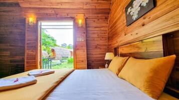 Deluxe-bungalow - 1 queensize-seng - udsigt til gårdsplads | Allergivenligt sengetøj, senge med madrasser af memory foam, minibar