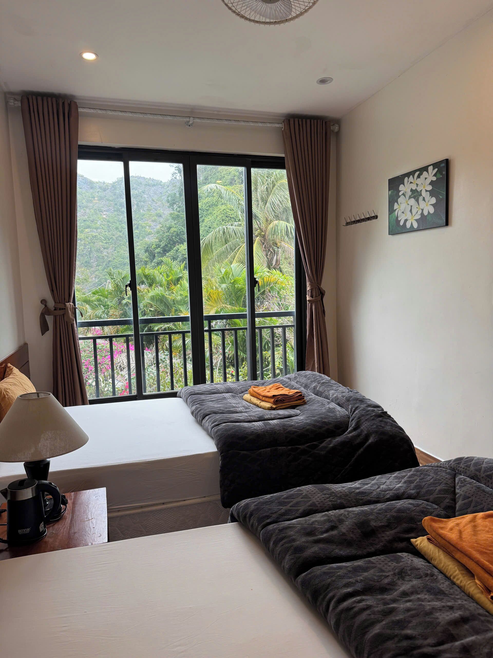 Deluxe Double or Twin Room | Living area | Smart speakers, offices