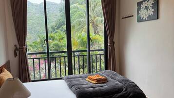 Deluxe Double or Twin Room | Living area | Smart speakers, offices