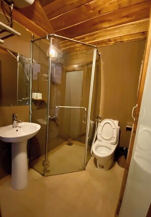 Basic Double Room Single Use | Bathroom