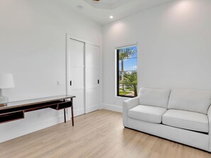 Casa, varias camas (Pet friendly home with pool, hot tub ) | Área de sala de estar