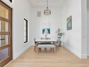 Casa, várias camas (Pet friendly home with pool, hot tub ) | Opções para refeição