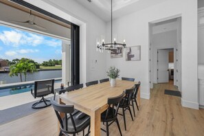 Ferienhaus, Mehrere Betten (Opulent custom waterfront home with h) | Speisen
