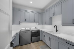 Casa, letti multipli (Opulent custom waterfront home with h) | Cucina privata