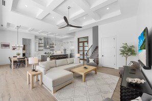 獨棟房屋, 多張床 (Opulent custom waterfront home with h) | 起居區