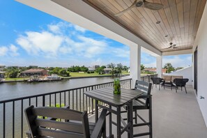 獨棟房屋, 多張床 (Opulent custom waterfront home with h) | 室外用餐