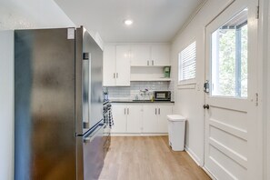 Fridge, microwave, oven, stovetop - Studio Near 7th Street & Dickies Arena (Fort worth)