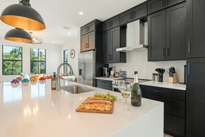Fridge, microwave, oven, stovetop - Gas Worxs, Luxury townhouse Private rooftop movies (Tampa)