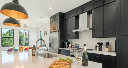 Brand New House! Private rooftop cinema. Dec Sale!