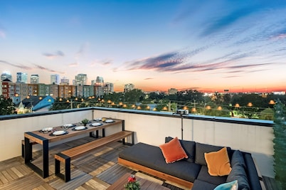 Townhouse with Rooftop Cinema. Free garage parking