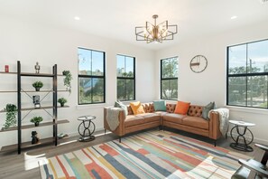 Smart TV, video games, offices - Gas Worxs, Luxury townhouse Private rooftop movies (Tampa)