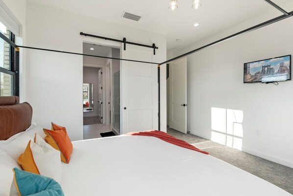 3 bedrooms, desk, iron/ironing board, free WiFi