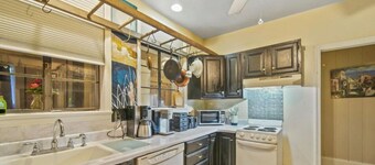 Vineyard Mountain Cottage on 7 Acres - Private yet Close to Town!