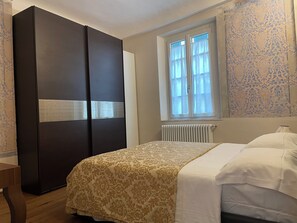2 bedrooms, iron/ironing board, Internet, bed sheets