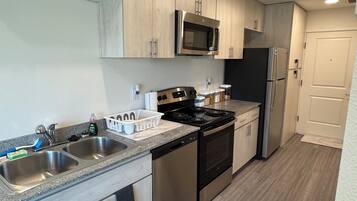 Microwave, oven, kompor, dan mesin pencuci piring