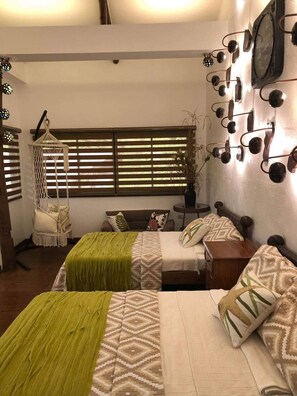 Tabla de planchar con plancha, wifi y ropa de cama
