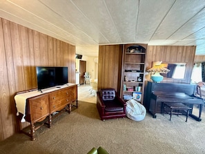 Smart TV, books - Charming Hermosa Haven (Page)