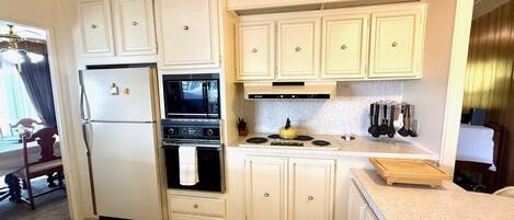 Kylskåp, mikrovågsugn, ugn och spishäll