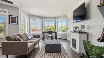 Televisie, een open haard en een kantoor