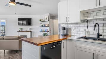 Réfrigérateur, four à micro-ondes, un four, surface de cuisson