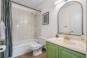 Douche, sèche-cheveux, serviettes fournies