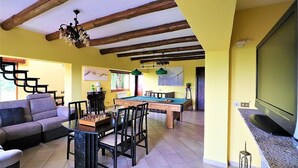 A living room with a pool table, a sofa, and a television. - Villa Lisa: A characteristic and welcoming three-story villa in a quiet position, located on a hillside above the sea, with Free WI-FI. (Sorrento)